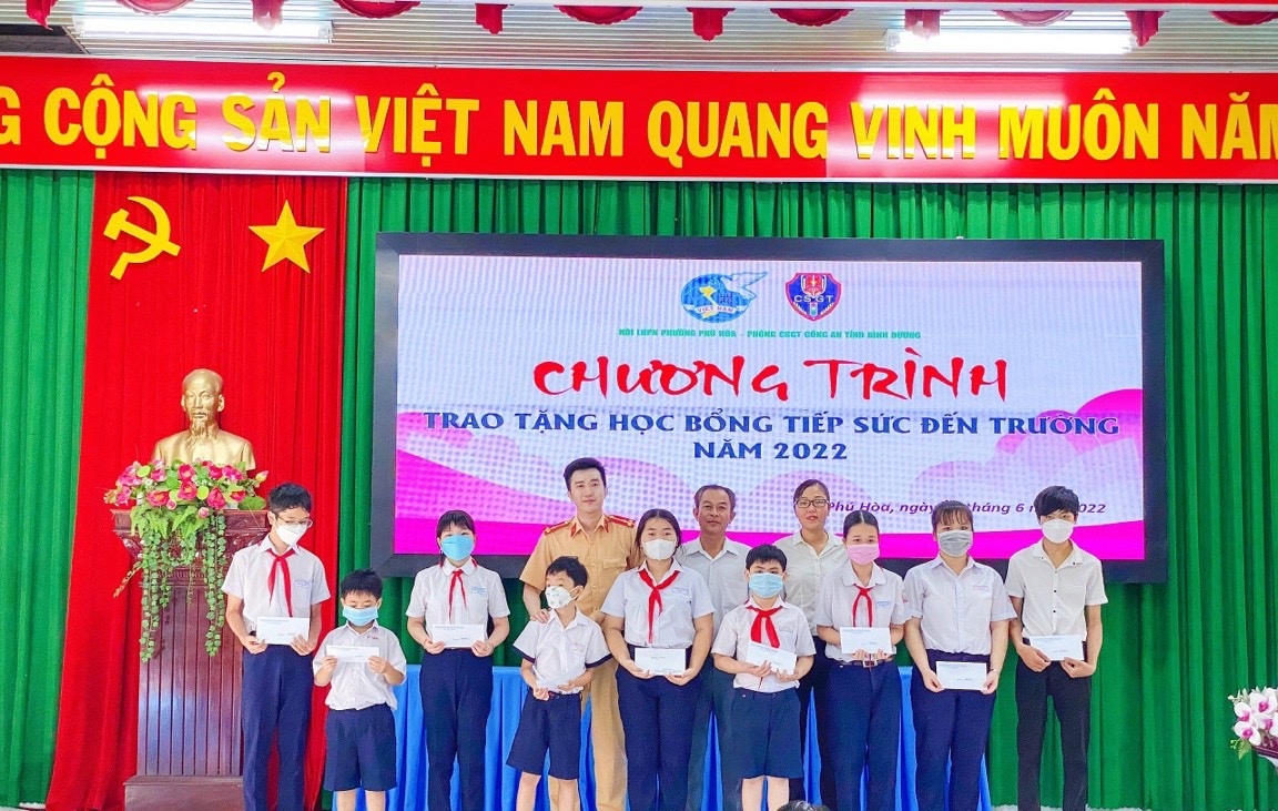 Chi đoàn và Hội phụ nữ Phòng Cảnh sát giao thông Công an tỉnh trao học bổng cho các em học sinh phường Phú Hoà, thành phố Thủ Dầu Một