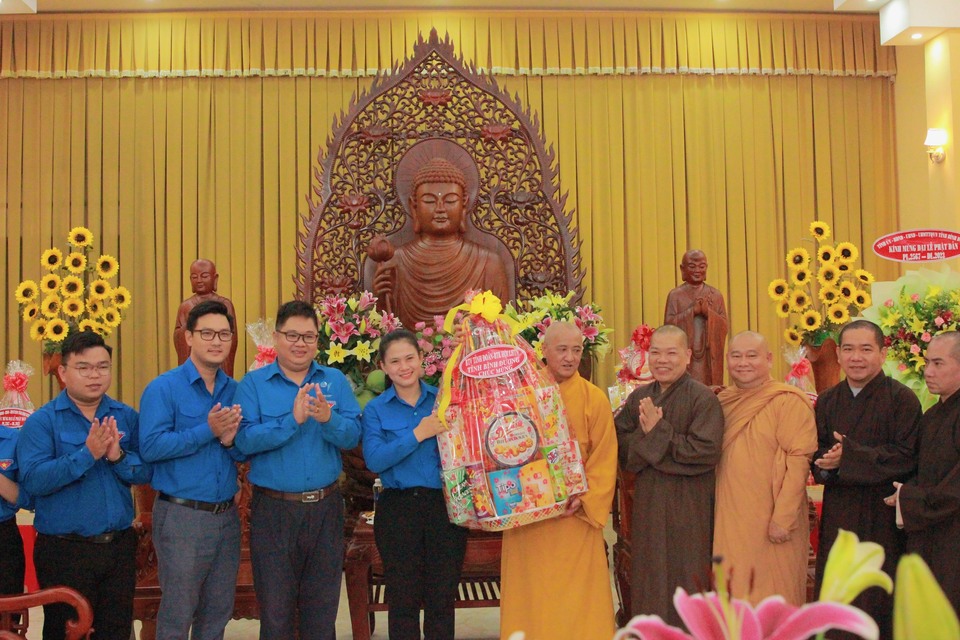 Tỉnh Đoàn – Hội LHTN Tỉnh Bình Dương thăm và chúc mừng Đại Lễ Phật Đản năm 2023