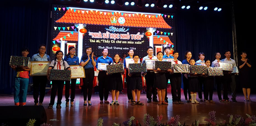 Đ/c Nguyễn Phạm Duy Trang trao giải toàn đoàn